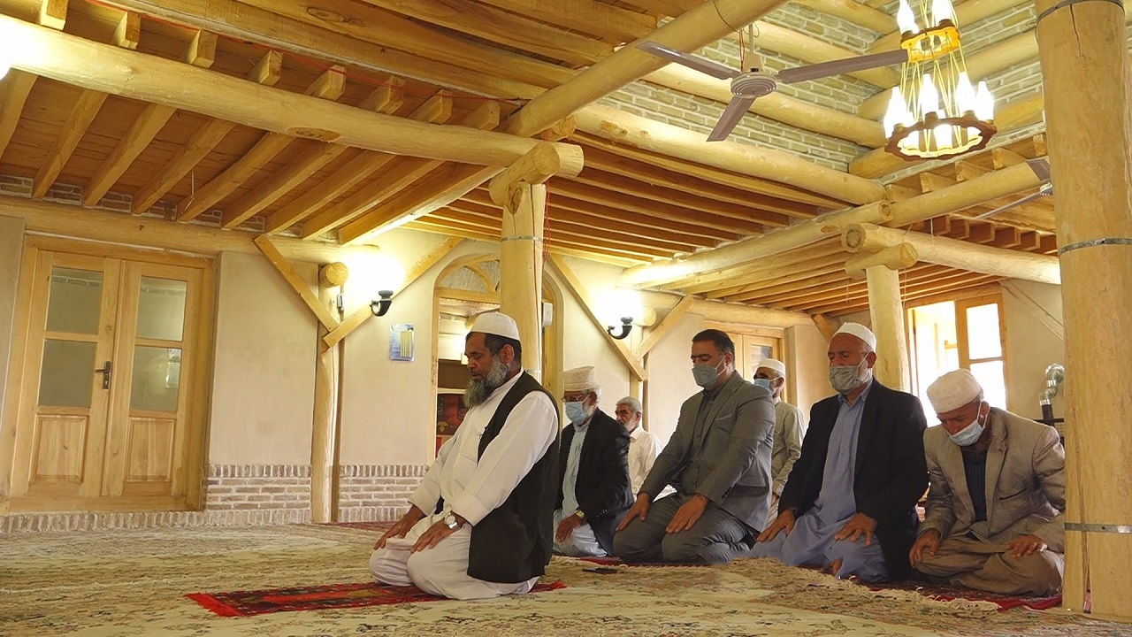 عبادت زیر سقف چوبی
