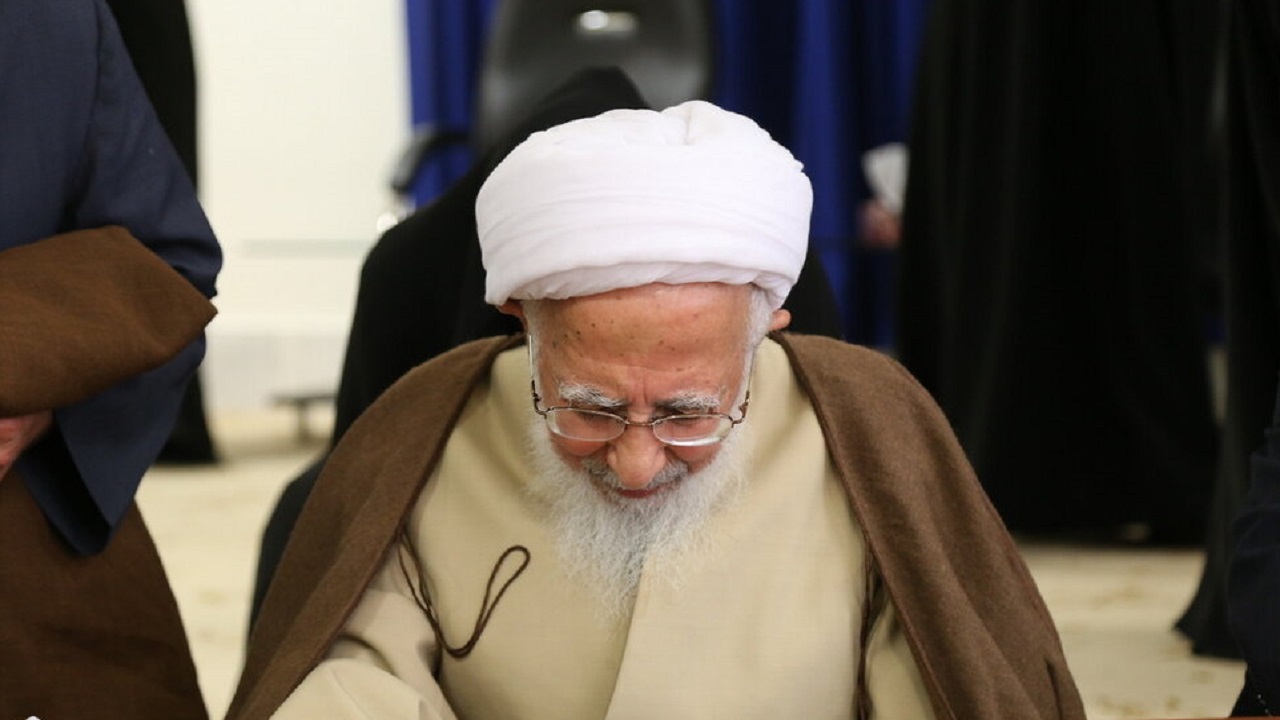 اشک‌های مرجع تقلید شیعیان در وداع با همسرشان + فیلم