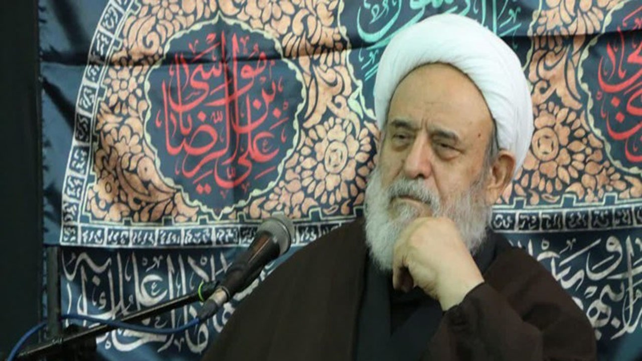 شیخی که روی منبر برای زنان بدکار دعا می‌کند + تصاویر