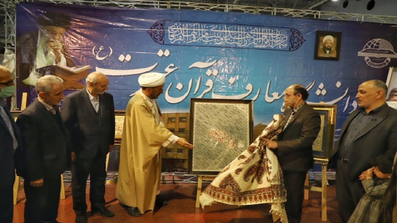 رونمایی از تابلوی سیاه‌مشق نستعلیق در مدح پیامبر(ص)