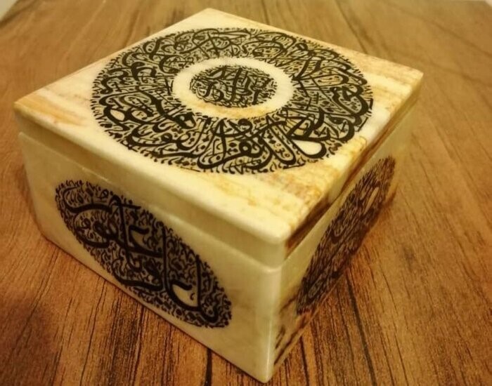 خطاطی و طراحی بر روی سنگ مرمر سه میلیمتری خطاطی و طراحی بر روی سنگ مرمر سه میلیمتری
