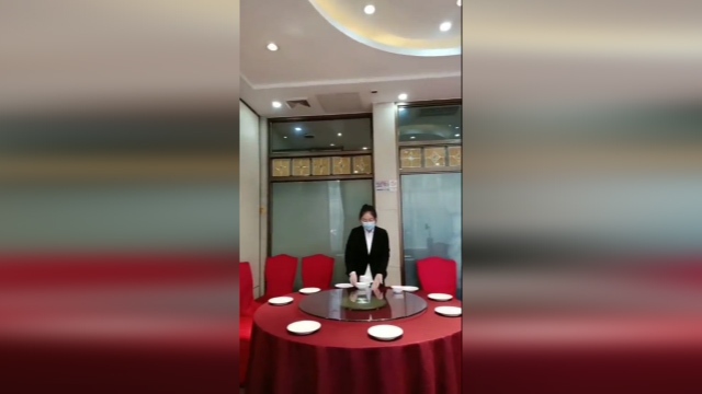 عجیب‌ترین روش برای چیدن میز + فیلم