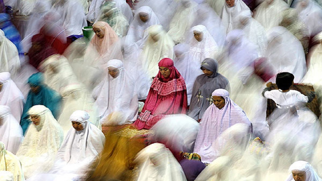 ایستادن زنان در کنار مردان در نماز جماعت جنجالی + فیلم