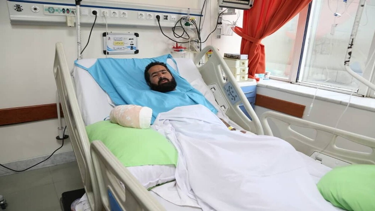 ناگفته‌های روحانی بازمانده حادثه تروریستی حرم رضوی؛ یاحسین می‌گفتم محکم‌تر می‌زد