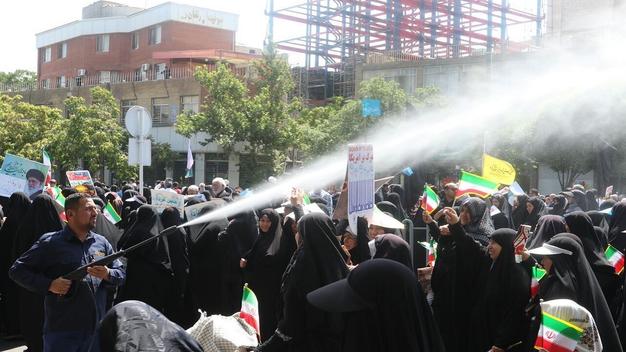 شست‌وشوی خیابان‌های منتهی به حرم‌مطهر رضوی برای راهپیمایی روز جهانی قدس