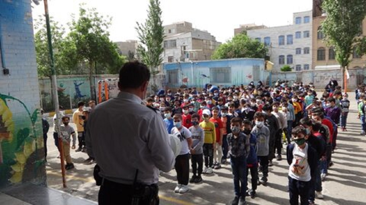 آشنایی دانش آموزان کرجی با مباحث ترافیکی