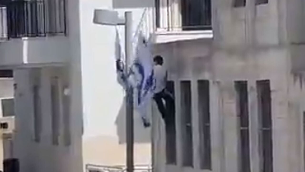 پایین کشیدن پرچم رژیم صهیونیستی توسط کودکان فلسطینی + فیلم