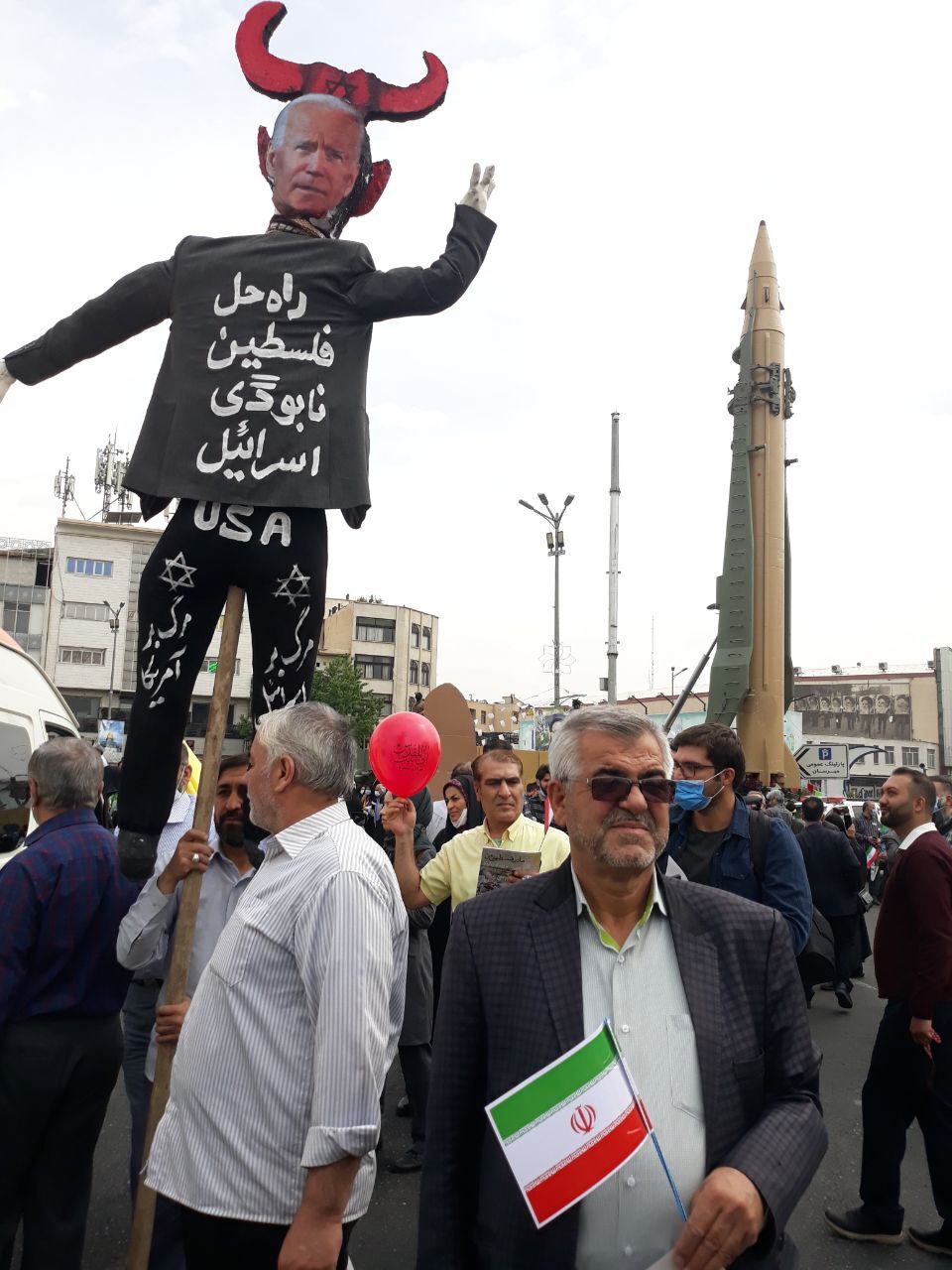 راهپیمایی روز قدس در تهران آغاز شد/ از نمایش موشکهای بالستیک ایرانی تا دبههای آمریکایی راهپیمایی روز قدس در تهران آغاز شد/ از نمایش موشکهای بالستیک ایرانی تا دبههای آمریکایی