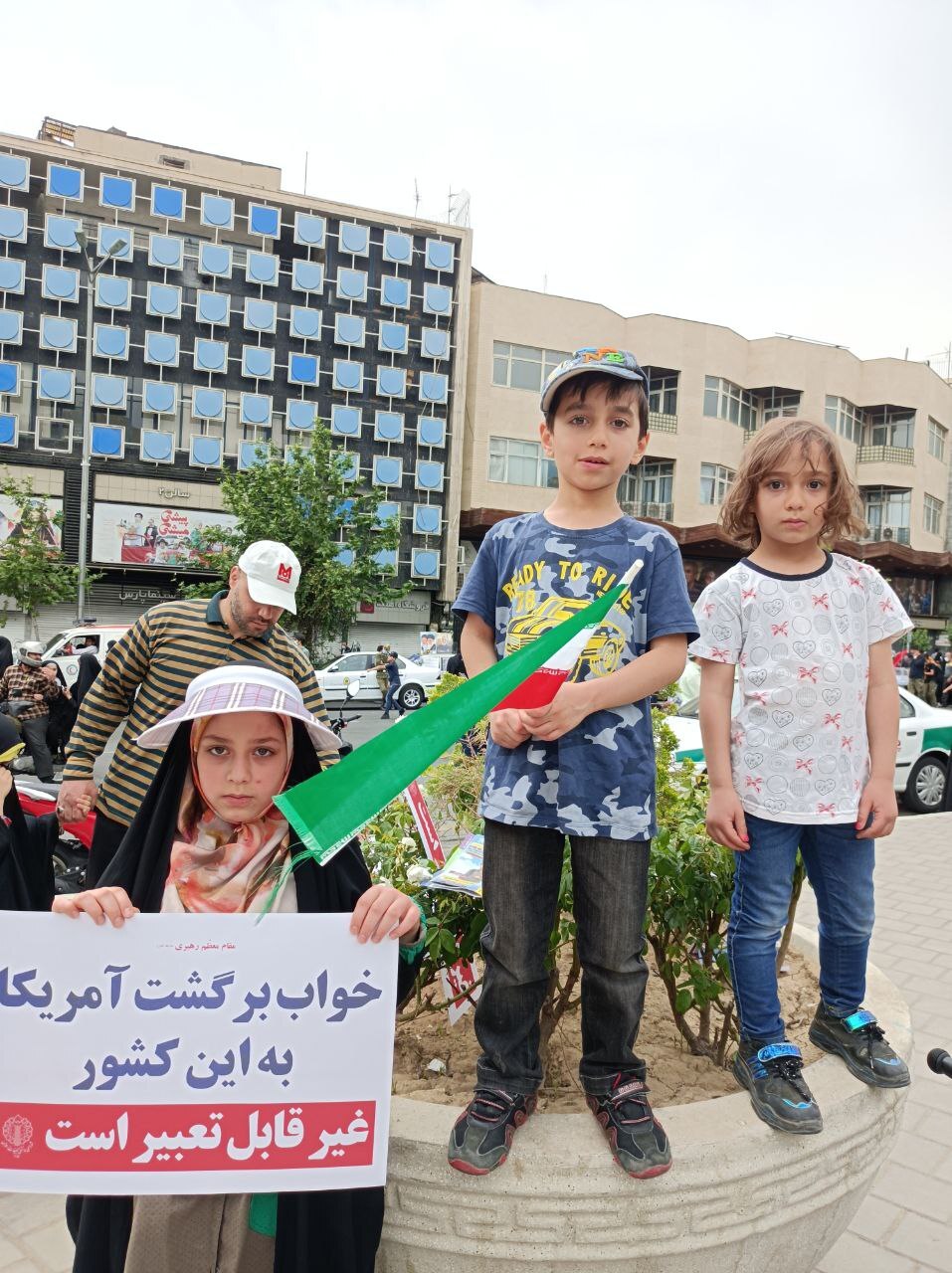 راهپیمایی «روز قدس» در تهران برگزار شد/ از نمایش موشکهای بالستیک ایرانی تا دبههای آمریکایی راهپیمایی «روز قدس» در تهران برگزار شد/ از نمایش موشکهای بالستیک ایرانی تا دبههای آمریکایی