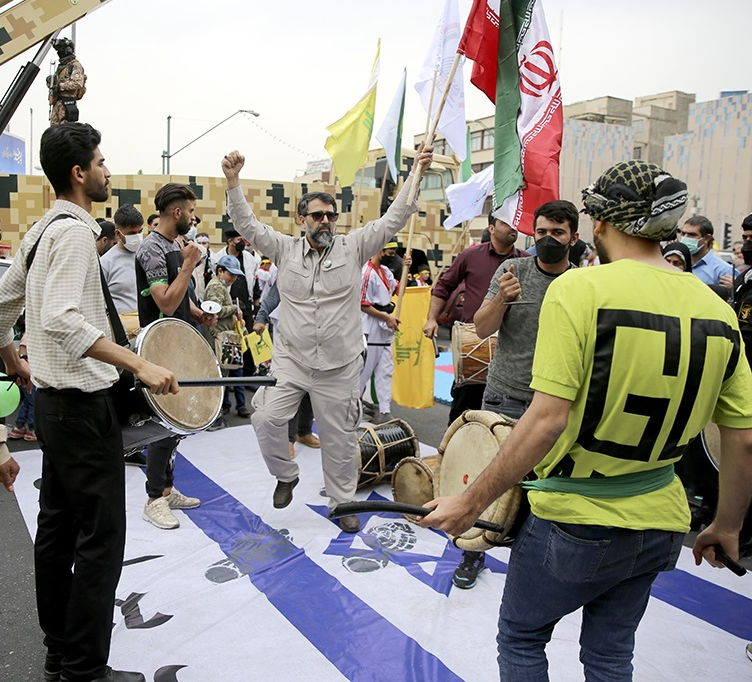 راهپیمایی «روز قدس» در تهران برگزار شد/ از نمایش موشکهای بالستیک ایرانی تا دبههای آمریکایی راهپیمایی «روز قدس» در تهران برگزار شد/ از نمایش موشکهای بالستیک ایرانی تا دبههای آمریکایی