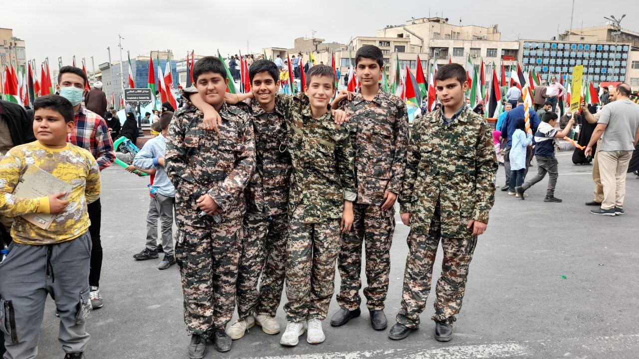 راهپیمایی «روز قدس» در تهران برگزار شد/ از نمایش موشکهای بالستیک ایرانی تا دبههای آمریکایی راهپیمایی «روز قدس» در تهران برگزار شد/ از نمایش موشکهای بالستیک ایرانی تا دبههای آمریکایی
