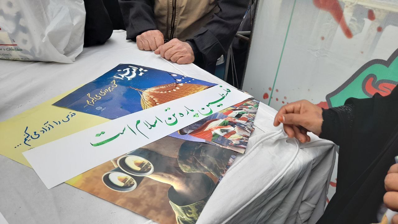 راهپیمایی «روز قدس» در تهران برگزار شد/ از نمایش موشکهای بالستیک ایرانی تا دبههای آمریکایی راهپیمایی «روز قدس» در تهران برگزار شد/ از نمایش موشکهای بالستیک ایرانی تا دبههای آمریکایی