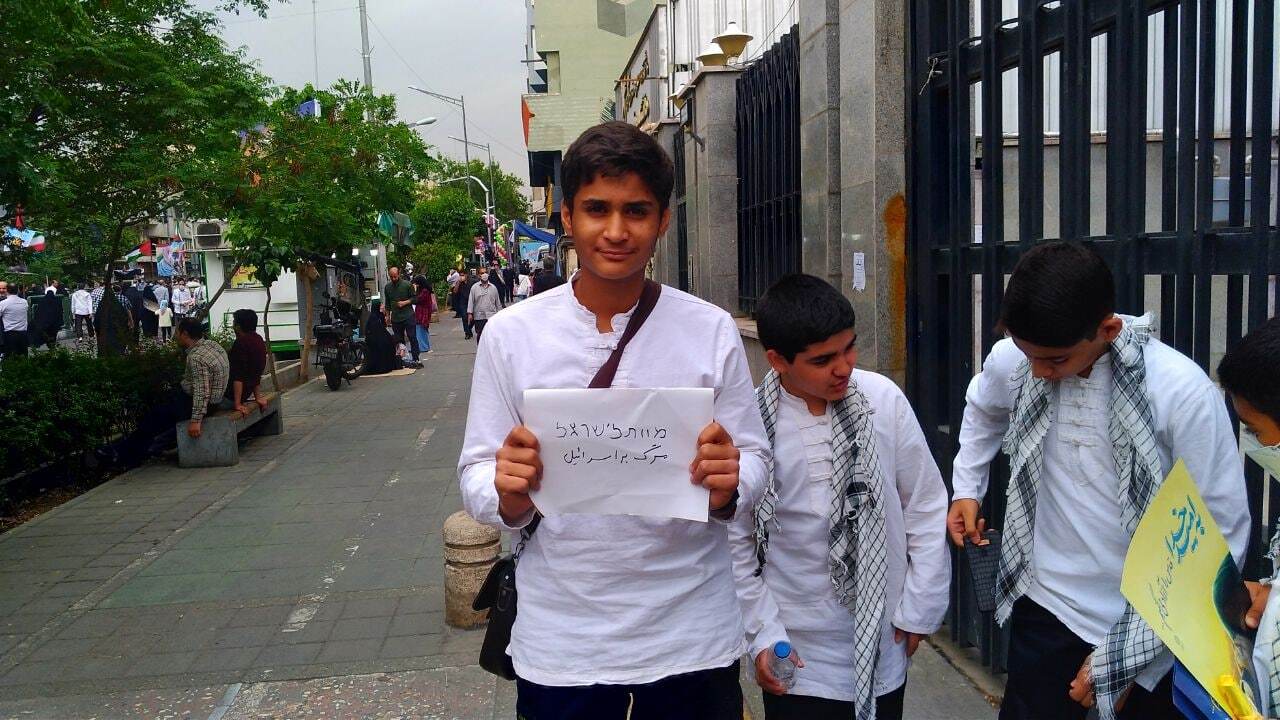 راهپیمایی «روز قدس» در تهران برگزار شد/ از نمایش موشکهای بالستیک ایرانی تا دبههای آمریکایی راهپیمایی «روز قدس» در تهران برگزار شد/ از نمایش موشکهای بالستیک ایرانی تا دبههای آمریکایی