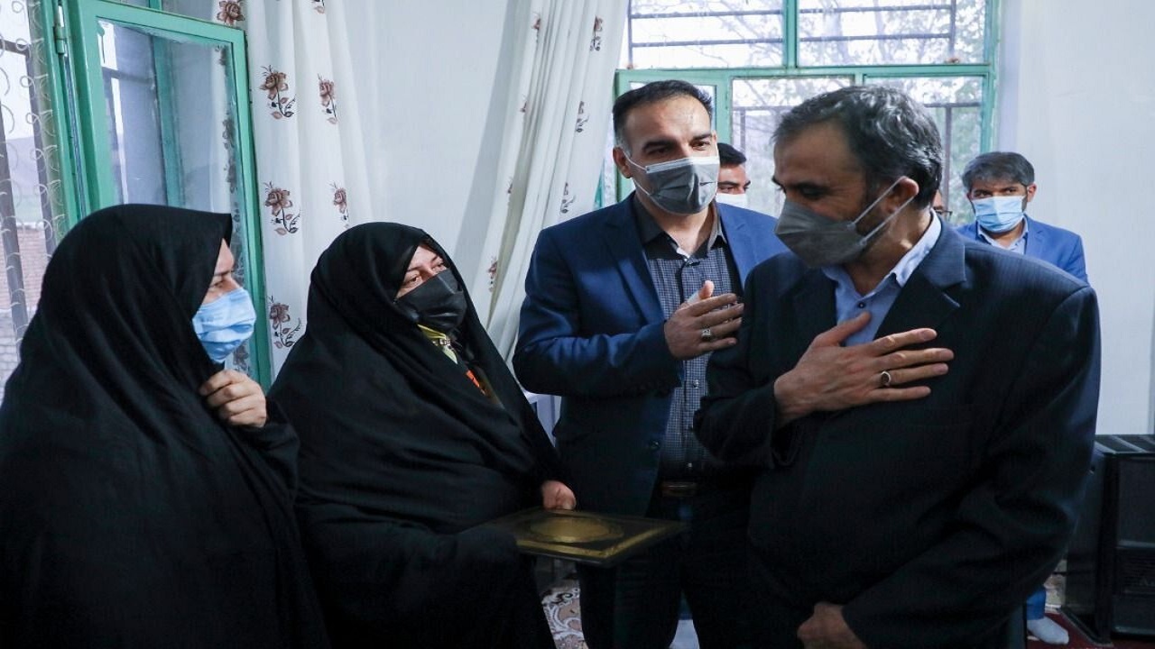 دیدار استاندار چهارمحال و بختیاری با خانواده شهید حسینعلی ترکی