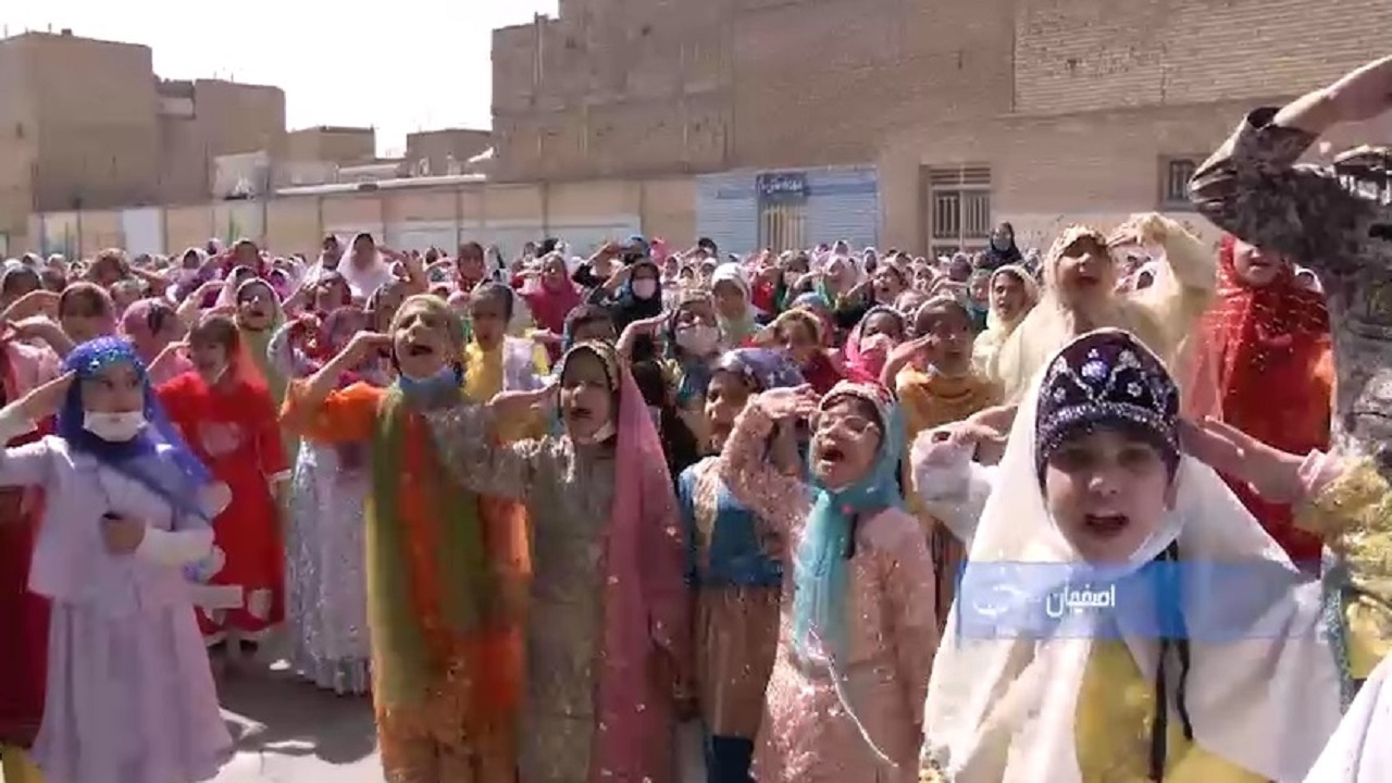هم‌نوایی دانش‌آموزان غیرایرانی با سرود سلام فرمانده