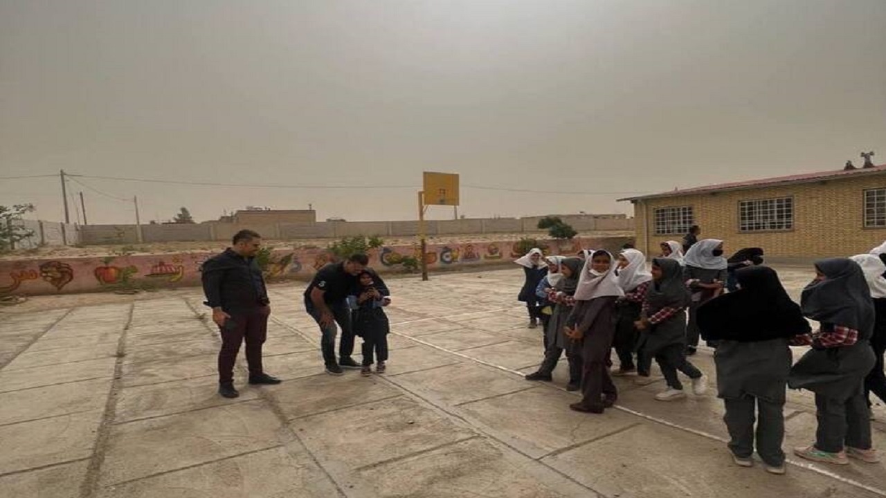 دیدار علی دایی از یک مدرسه در خراسان رضوی