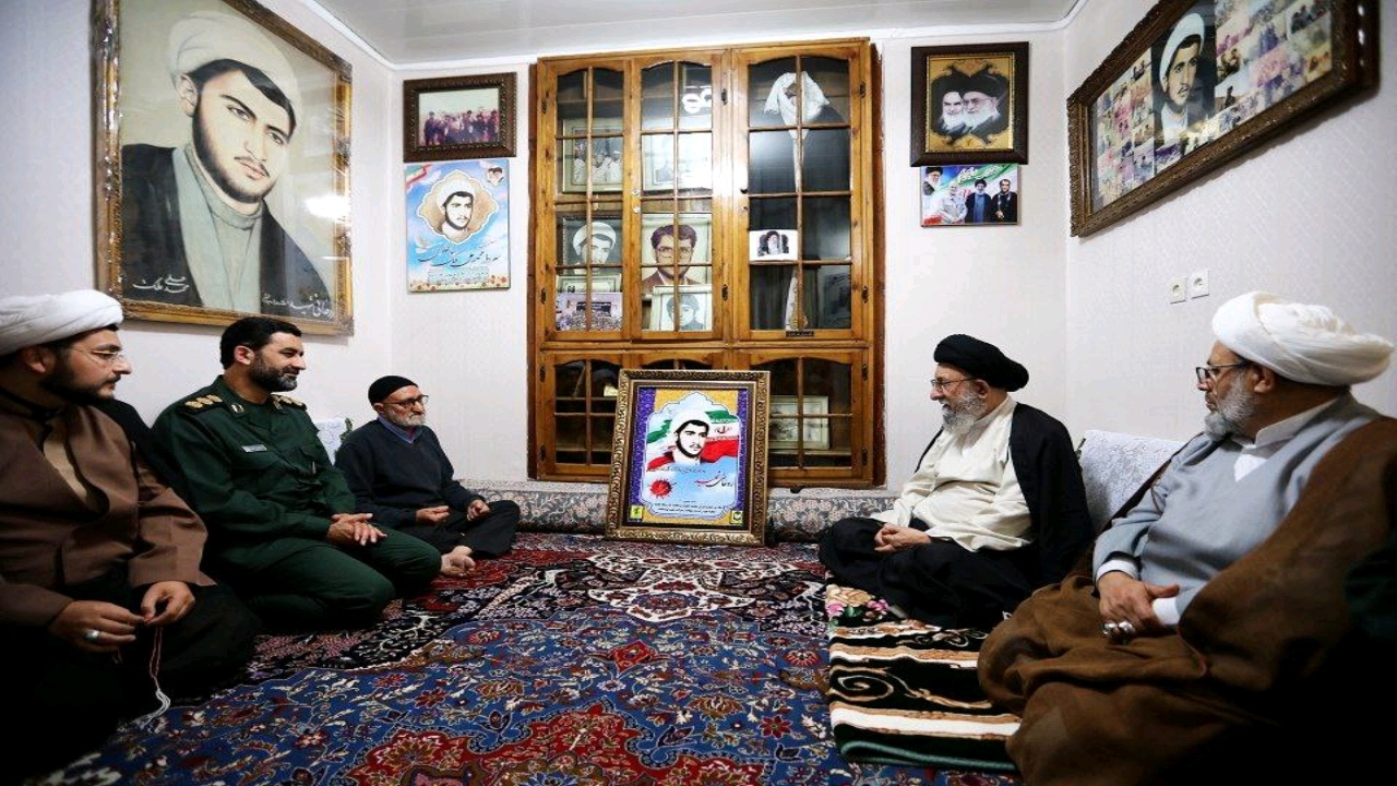 اهداء هدیه رهبر معظم انقلاب به خانواده ۷۶روحانی شهید گلستانی