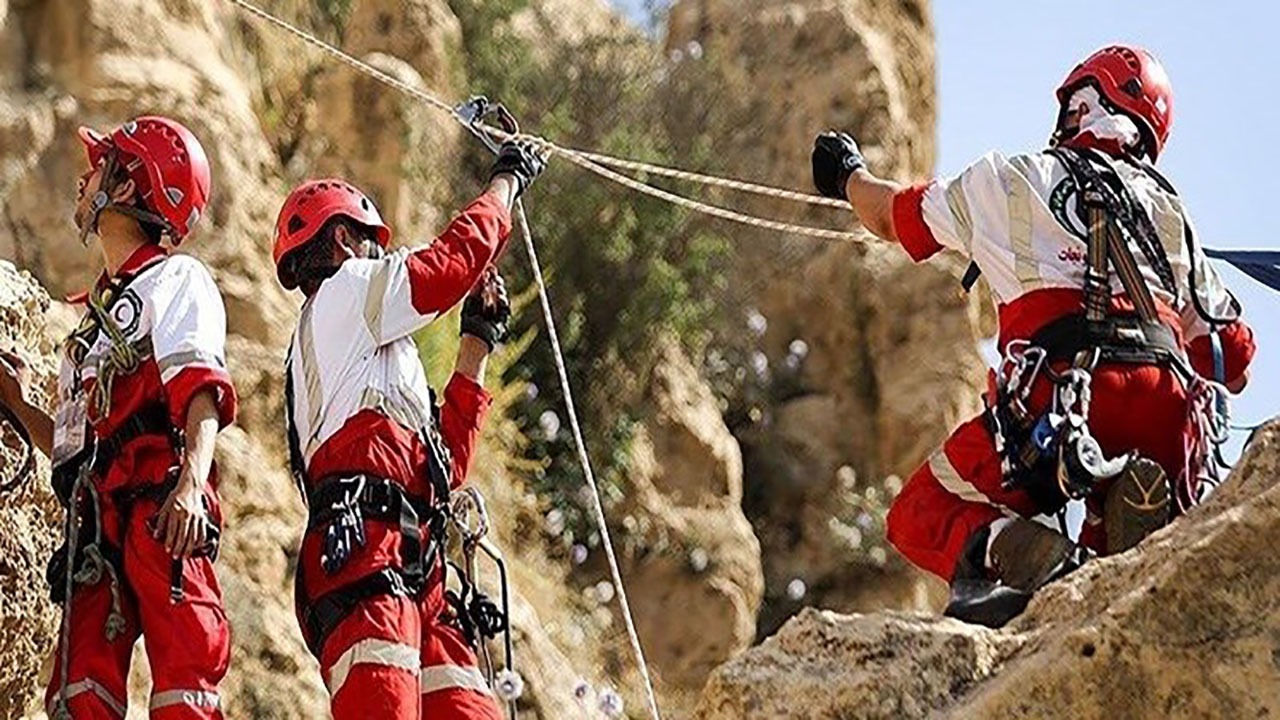 نجات مرد میانسال از ارتفاعات روستای کنزرک