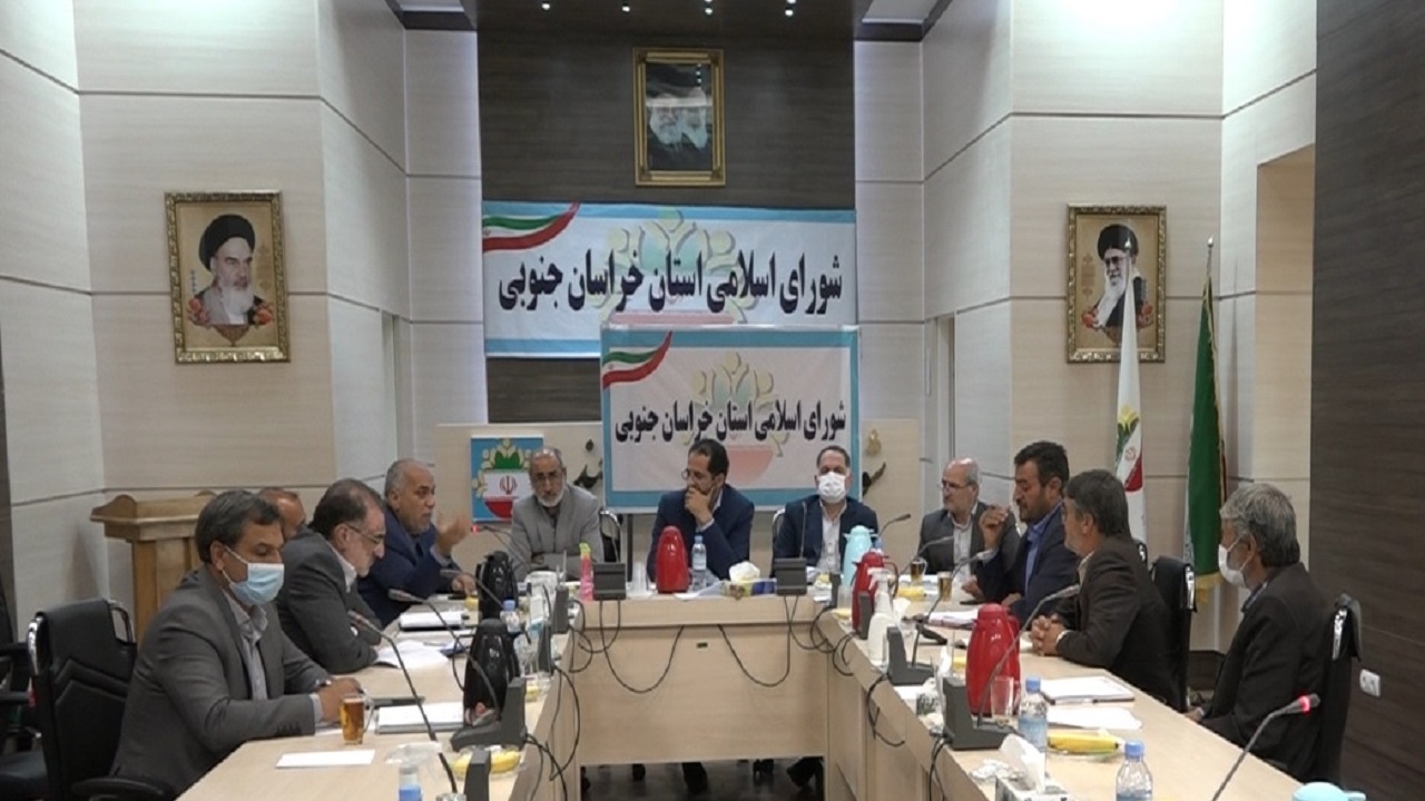برای رفع کمبود پزشک متخصص، از ظرفیت شورا‌ها و استانداری استفاده خواهیم کرد