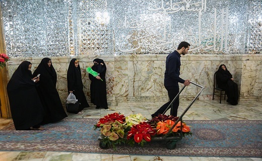 ضریح حرم حضرت معصومه(س) گل&zwnj;&zwnj;آرایی شد