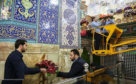 ضریح حرم حضرت معصومه(س) گل&zwnj;&zwnj;آرایی شد