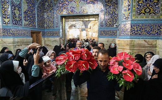 ضریح حرم حضرت معصومه(س) گل&zwnj;&zwnj;آرایی شد