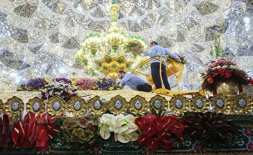 ضریح حرم حضرت معصومه(س) گل&zwnj;&zwnj;آرایی شد