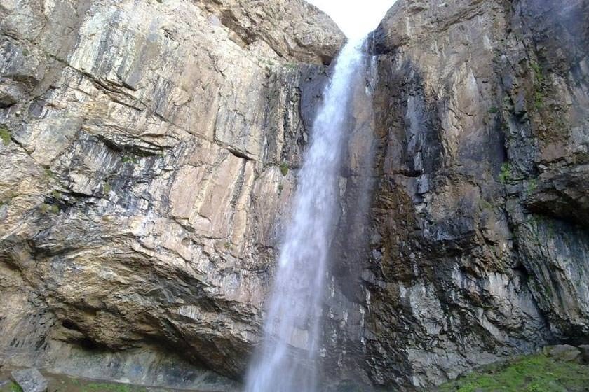 آبشار خور در دیدنی ترین نقطه از روستای خور