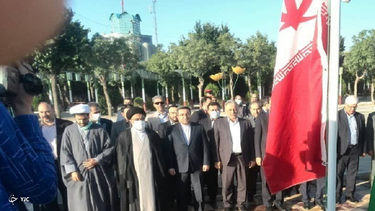 ادای احترام معاون قوه قضائیه به شهدا در اراک