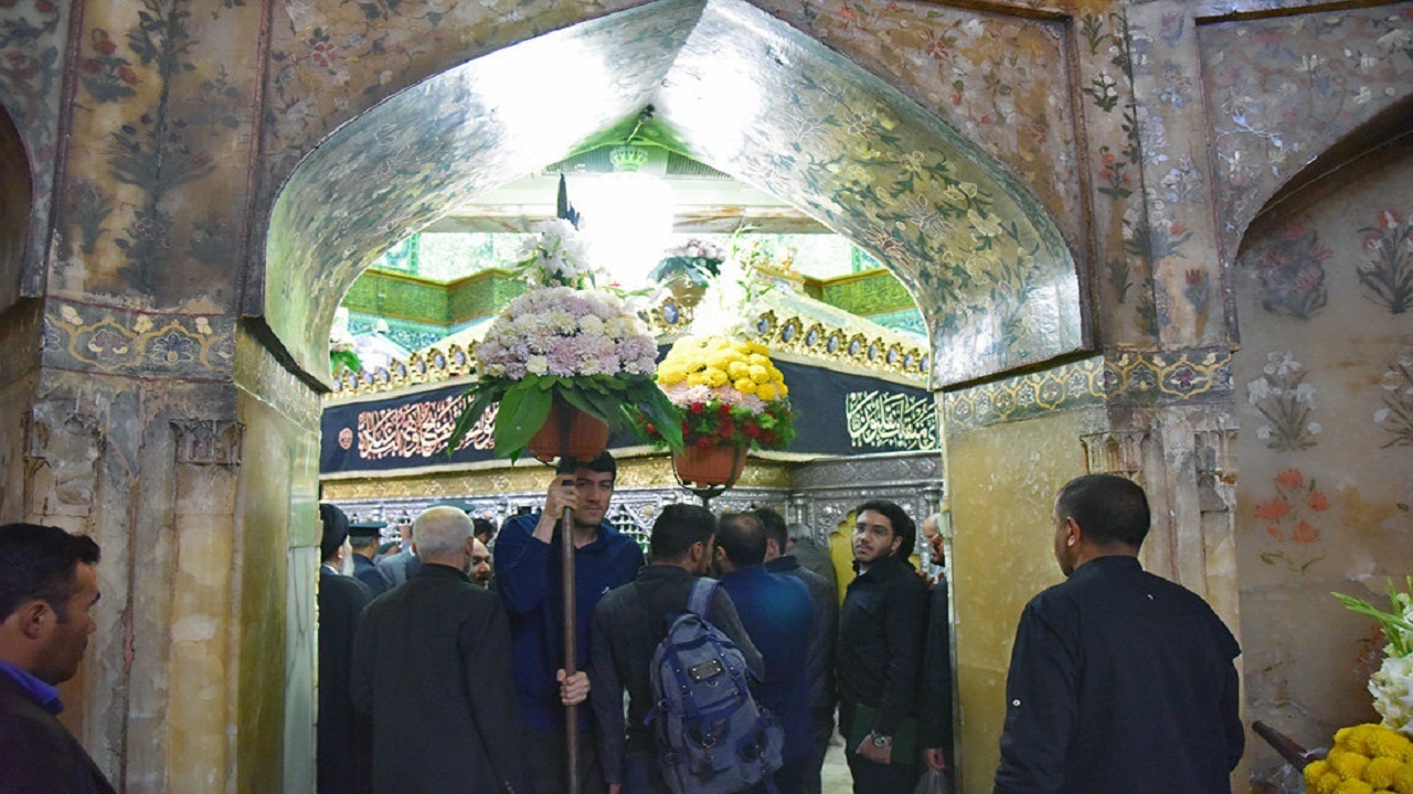 تعویض گل‌های ضریح حضرت معصومه (س) + فیلم