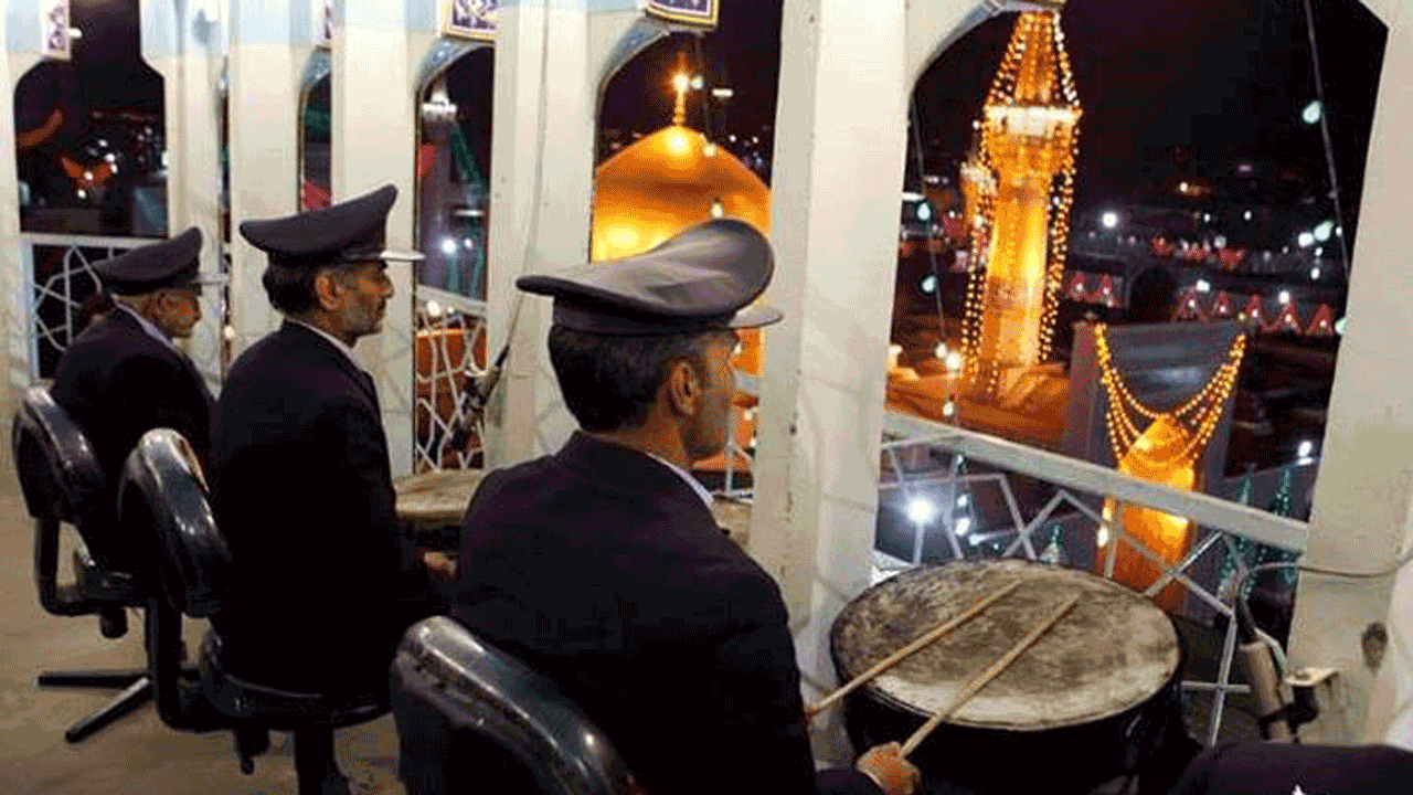 نقاره‌زنی به مناسبت میلاد حضرت معصومه(س) در حرم مطهر رضوی + فیلم