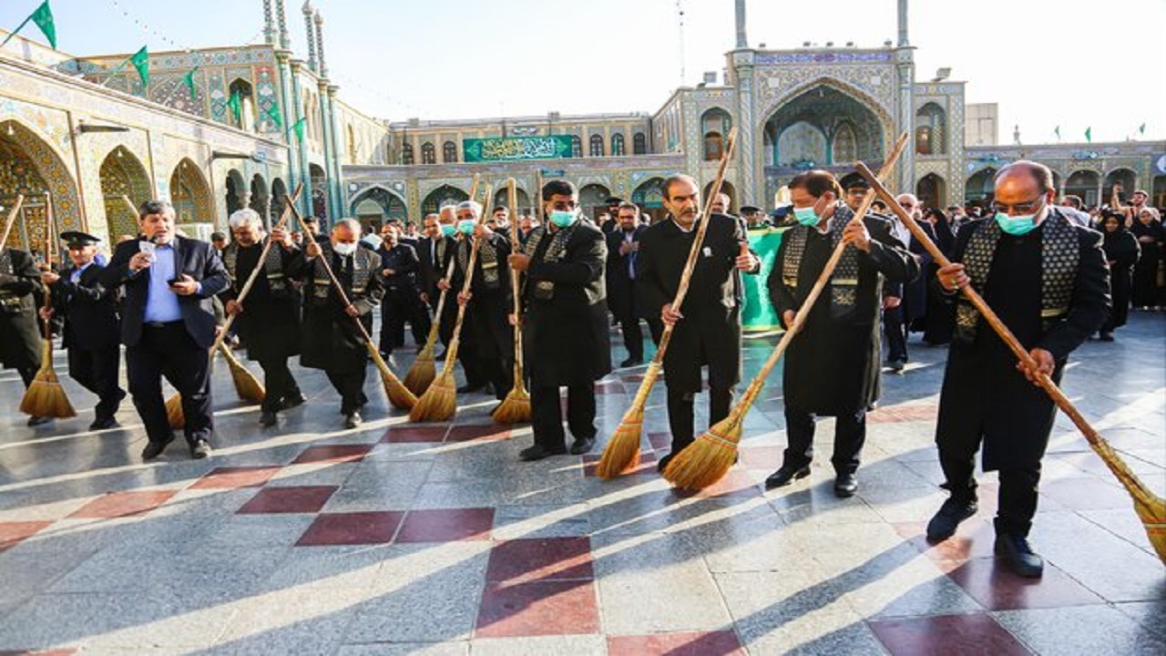 آیین جاروکشی خادمان حرم حضرت مطهر حضرت معصومه (س) برگزار شد