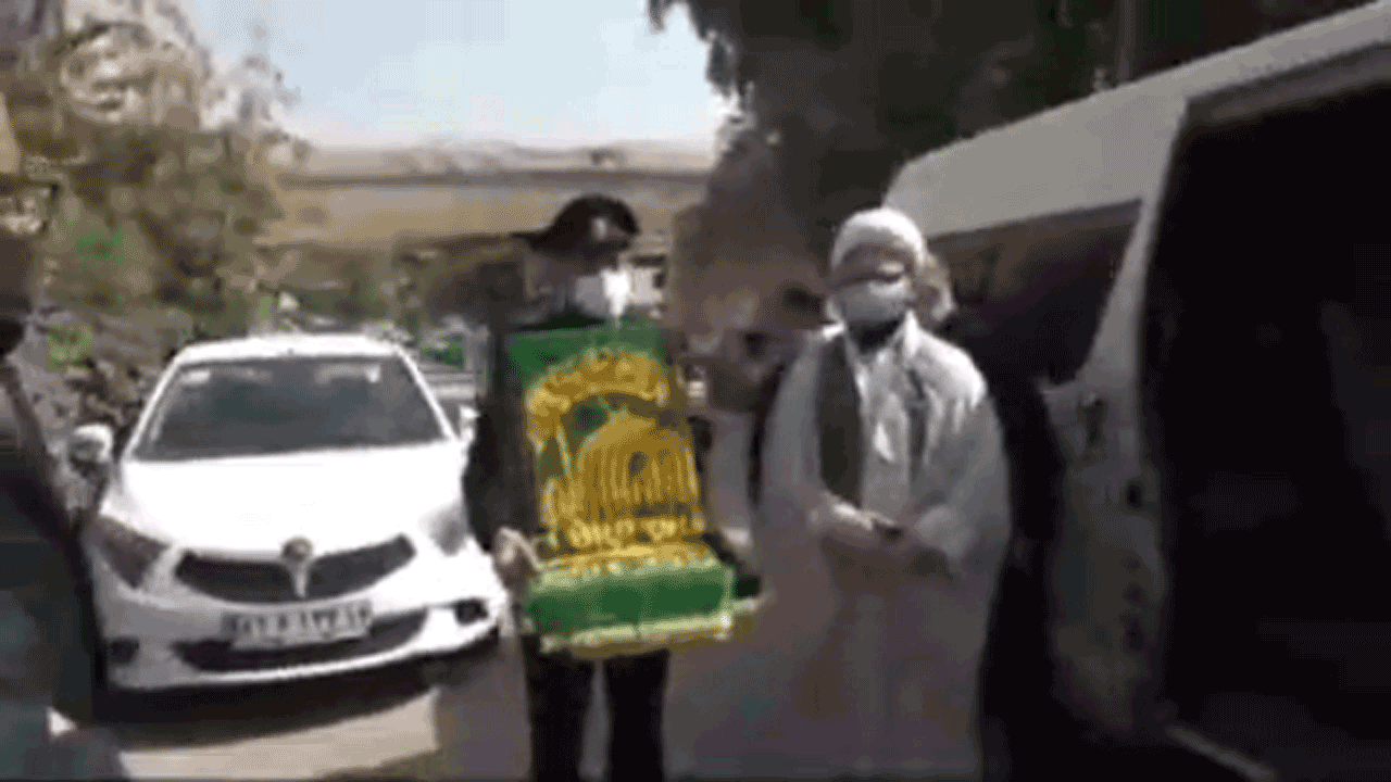 گفتن اذان در گوش نوزاد توسط خادم امام رضا (ع) + فیلم