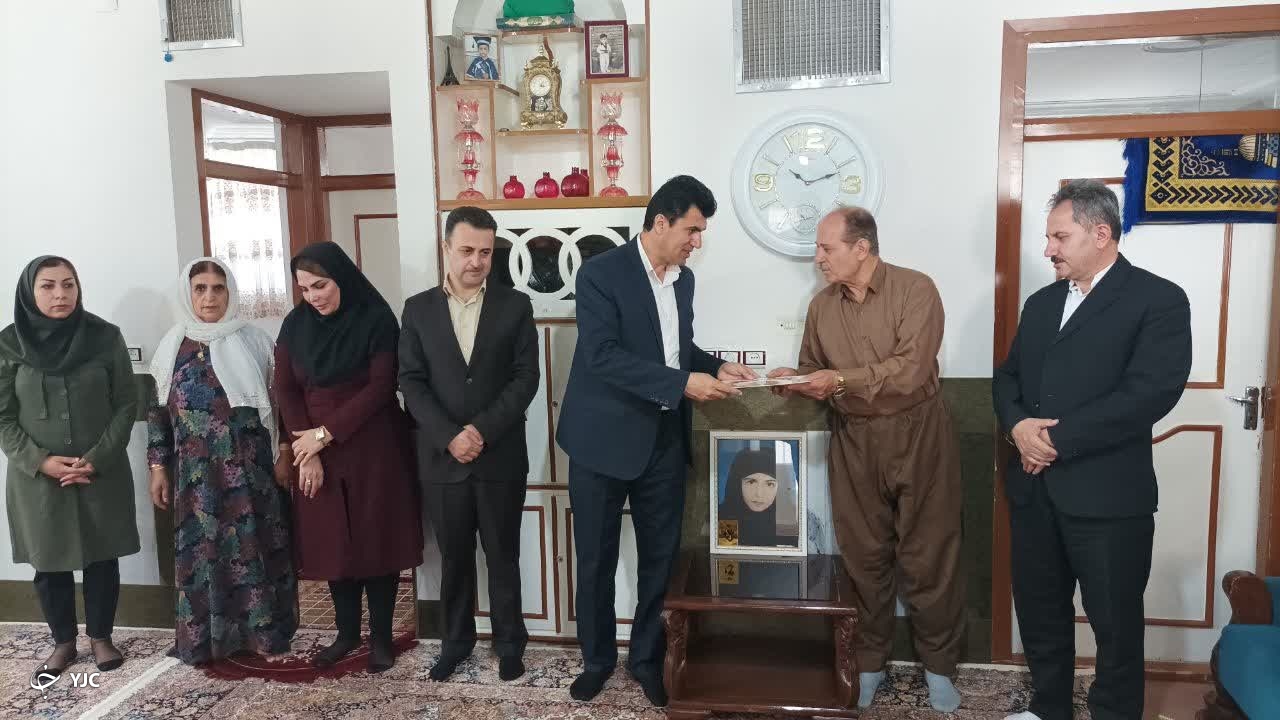 دیدار مسئولان مهابادی با خانواده معظم شهیده دانش آموز