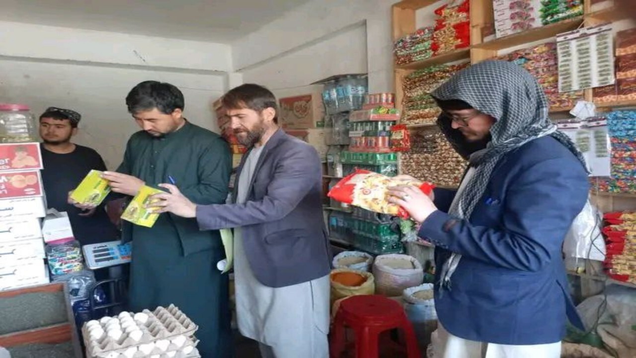 ضبط و حریق بیش از ۶ تن مواد تاریخ‌ گذشته و بی کیفیت در ۵ ولایت + تصاویر