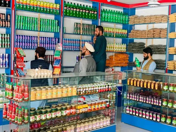 ضبط و حریق بیش از ۶ تن مواد تاریخ&zwnj; گذشته و بی کیفیت در ۵ ولایت + تصاویر