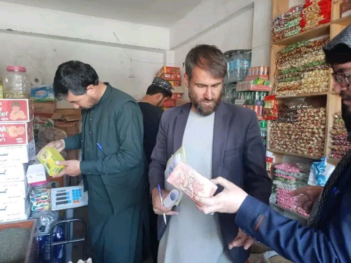 ضبط و حریق بیش از ۶ تن مواد تاریخ&zwnj; گذشته و بی کیفیت در ۵ ولایت + تصاویر