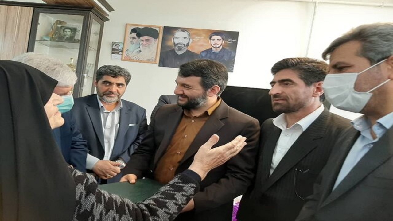 دیدار وزیر تعاون، کار و رفاه اجتماعی با خانواده شهیدان حاجی زاده