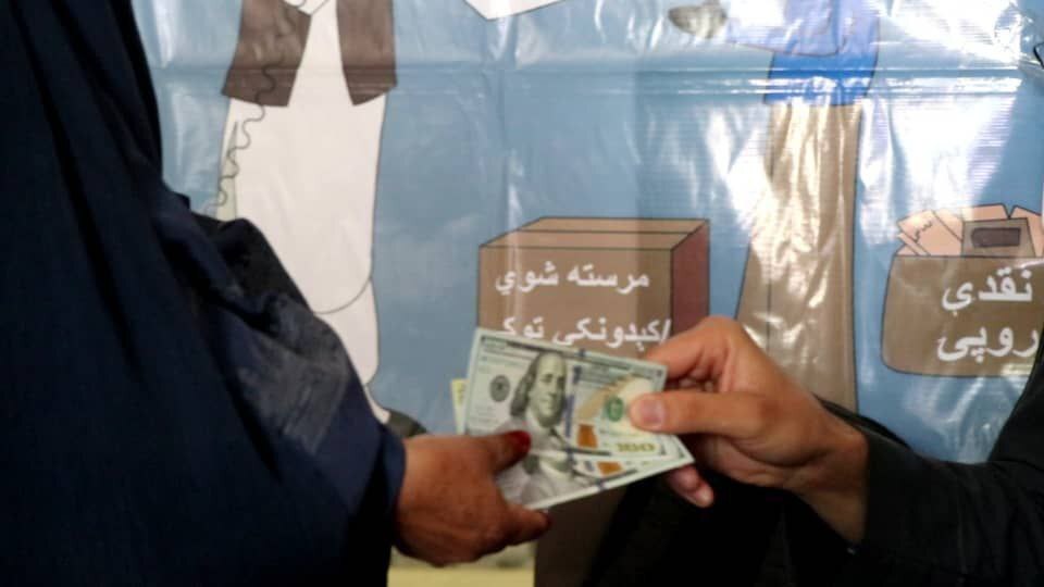 توزیع کمک نقدی برای ۴۹۹ خانواده نیازمند در میدان وردک