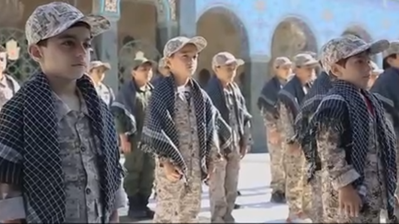 طنین انداز شدن سرود «سلام فرمانده» در سوریه + فیلم