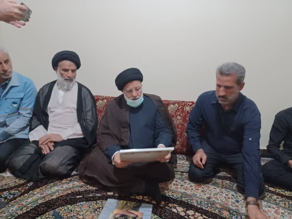 رئیس جمهور در دیدار با خانواده صالحیان پور در مینوشهر 