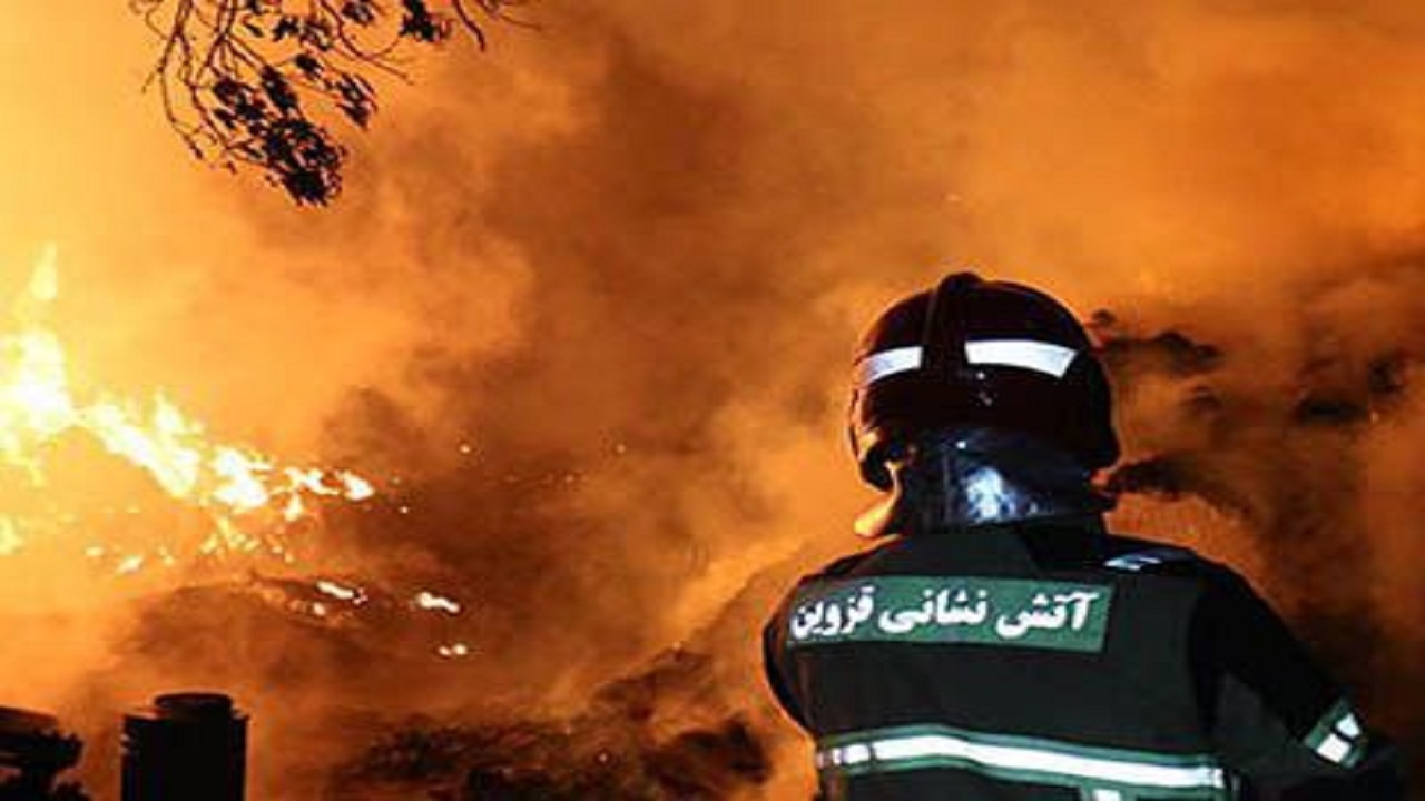 مهار آتش سوزی در کارگاه چوب‌بری و انبار ضایعات