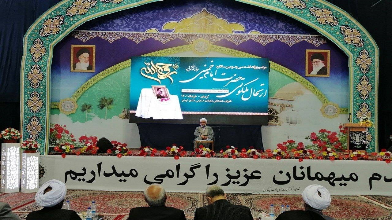 دشمن به دنبال انحراف نسل جوان است