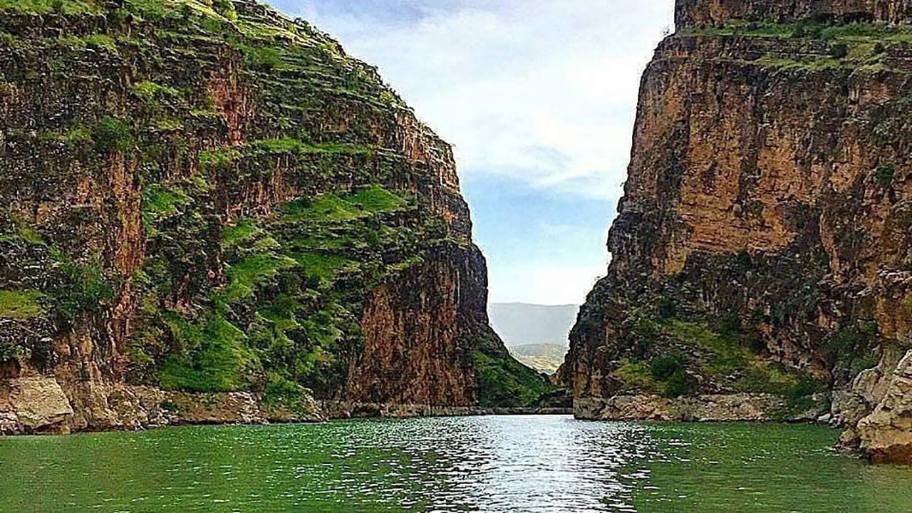 تنگه‌ای پر آب در ایران که برای عبور از آن باید سوار بر قایق شوید + فیلم