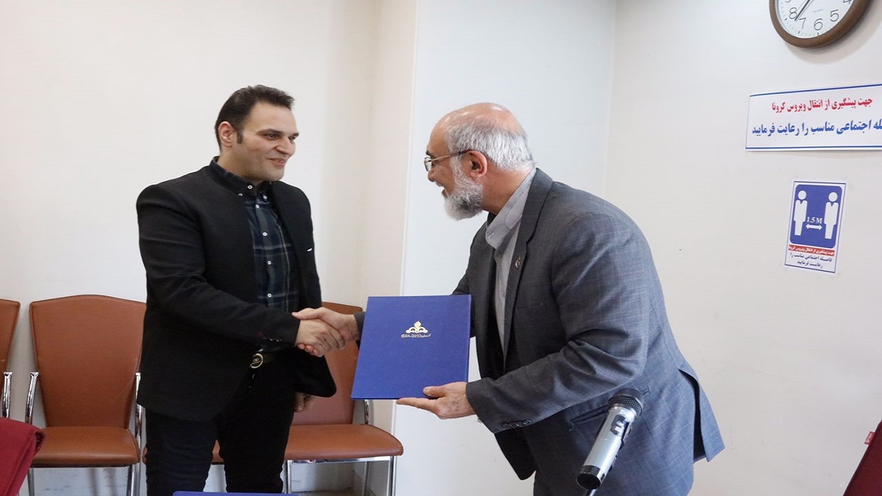 تقدیر از رئیس روابط عمومی شرکت ملی پخش فرآورده‌های نفتی منطقه قم