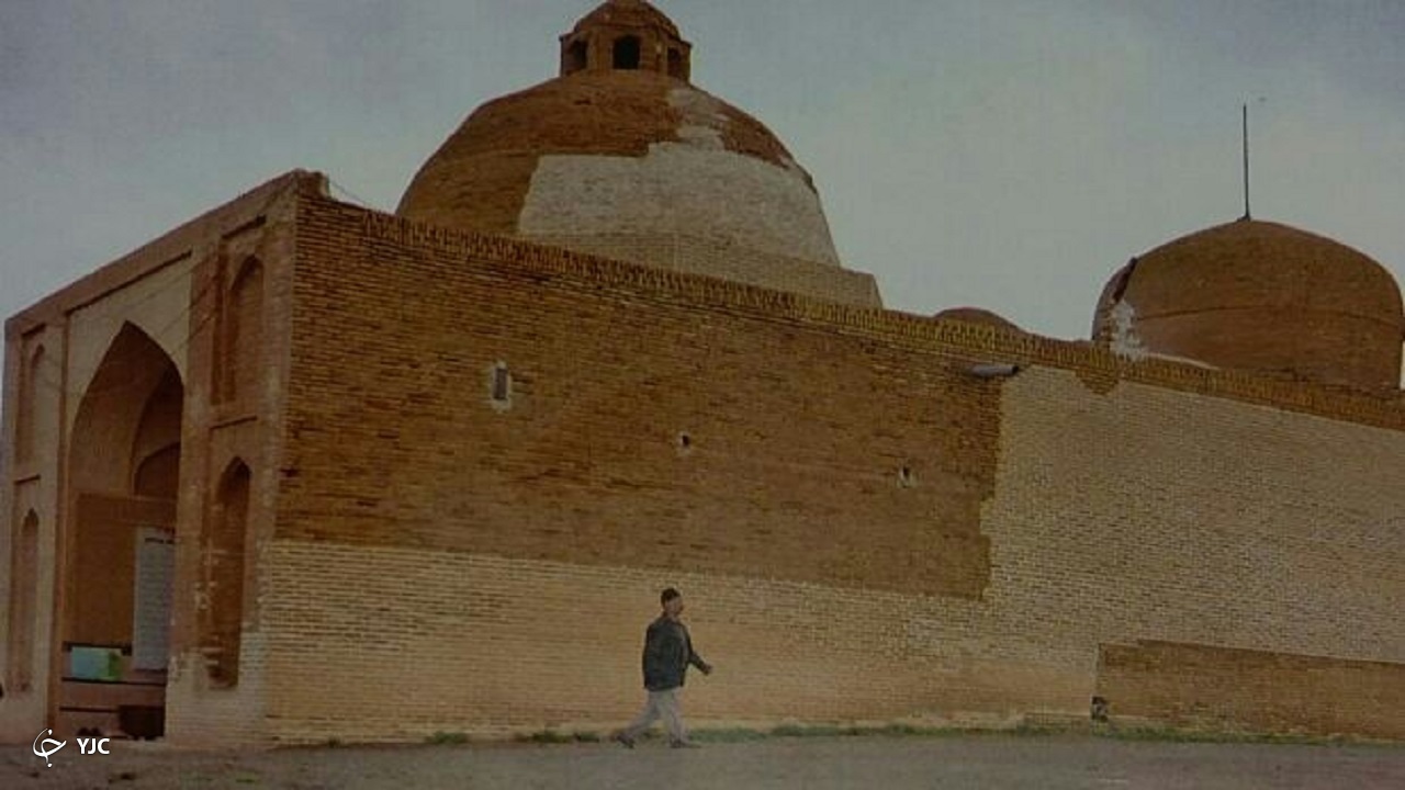 معماری سه دوره‌ تاریخ در امامزاده سه گنبدان