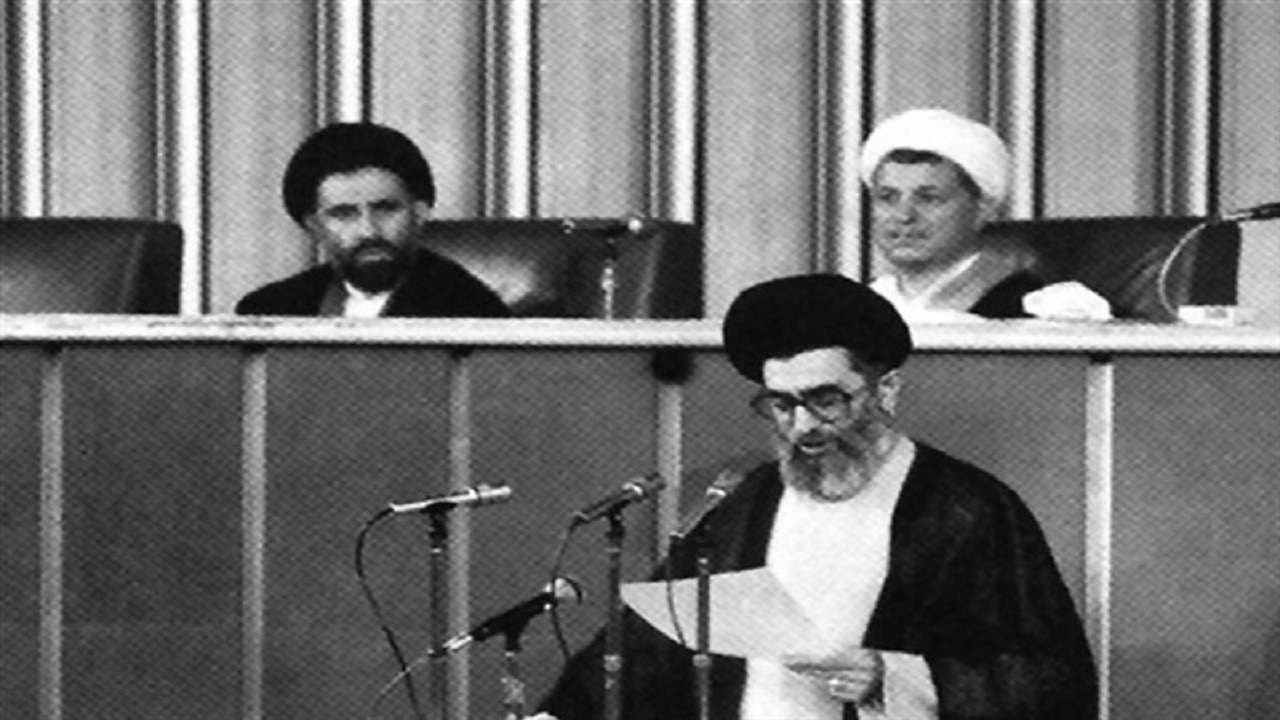 مناجات رهبر انقلاب قبل جلسه مجلس خبرگان + فیلم