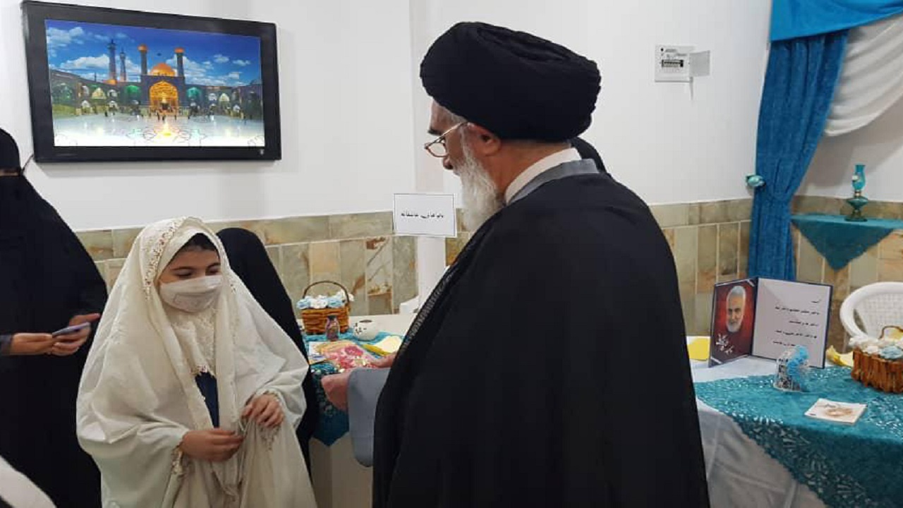 بازدید آیت الله سعیدی از غرفه دختران بانوی بهشت