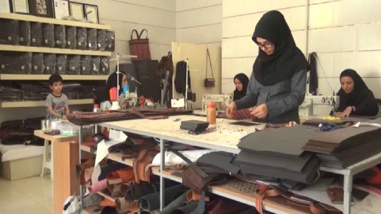 راه اندازی کارگاه چرم دوزی توسط بازنشسته ای خلاق در کاشمر