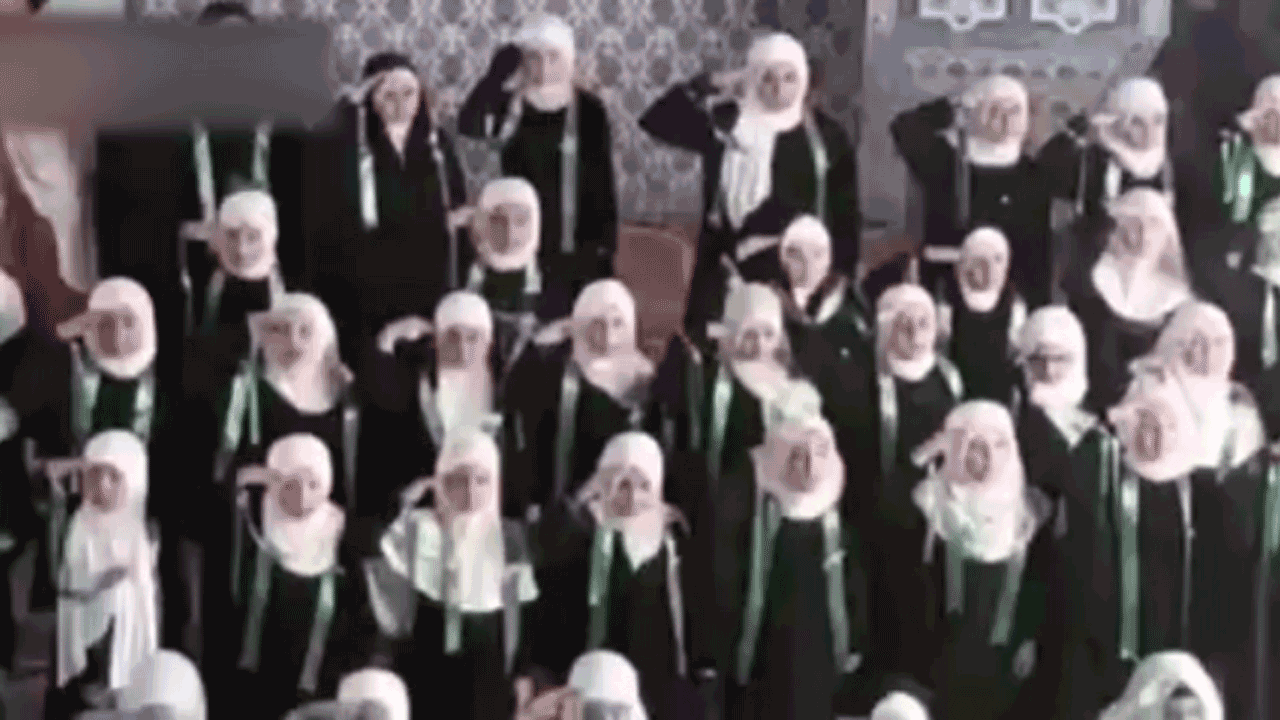 همخوانی سرود «سلام فرمانده» در استانبول + فیلم